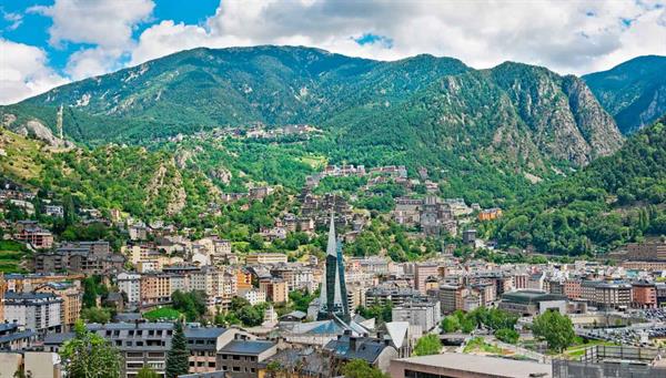 Andorra: Panorámica con Pirineos.