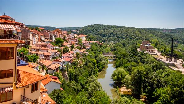 Arbanassi: El bonito pueblo nos enamorará con sus casas de arquitectura peculiar y vistas impresionanes hacía Veliko Tarnovo. 
