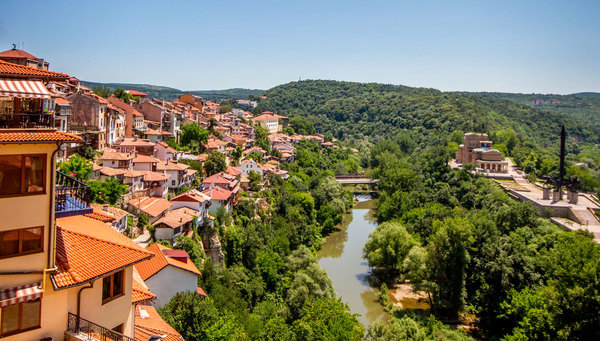 Arbanassi: El bonito pueblo nos enamorará con sus casas de arquitectura peculiar y vistas impresionanes hacía Veliko Tarnovo. 
