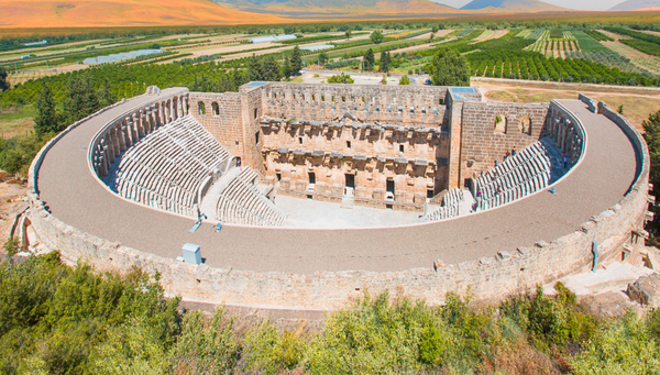 Aspendos: Su teatro romano, uno de los mejor conservados.
