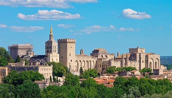 Avignon: Famoso su núcleo monumental y el Palacio de los Papas.