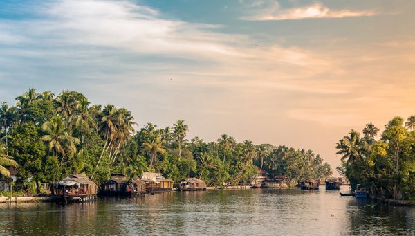 Alleppey: Surcada por numerosos canales.
