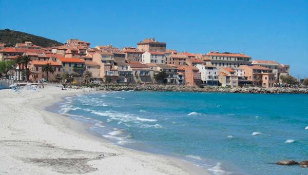 Bastia: Pintoresca ciudad, el elevado barrio de “terra nova” rodeado con sus impresionantes murallas.