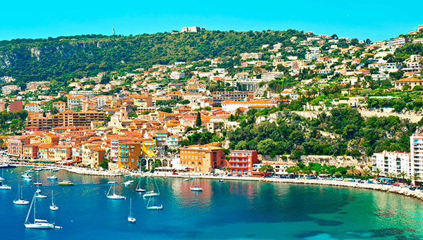La Costa Azul: La región más italiana de Francia, llena de historias de casinos y lujo.