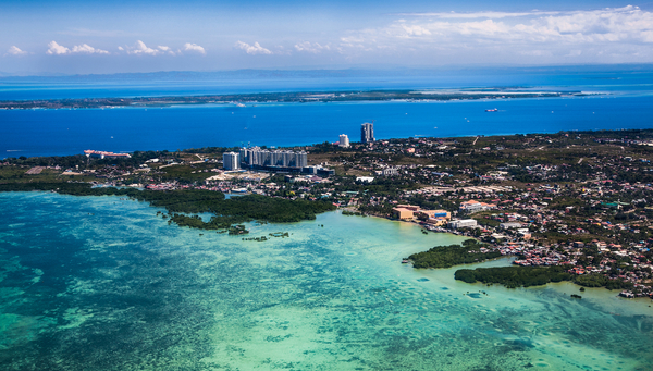 Panorama de la ciudad de Cebú en Filipinas. Es el segundo centro metropolitano más importante del país y su principal puerto marítimo.
