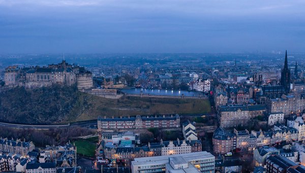 Vista panorámica a Edinburgo, la capital de Escocia.
