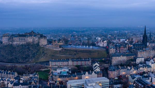 Vista panorámica a Edinburgo, la capital de Escocia.
