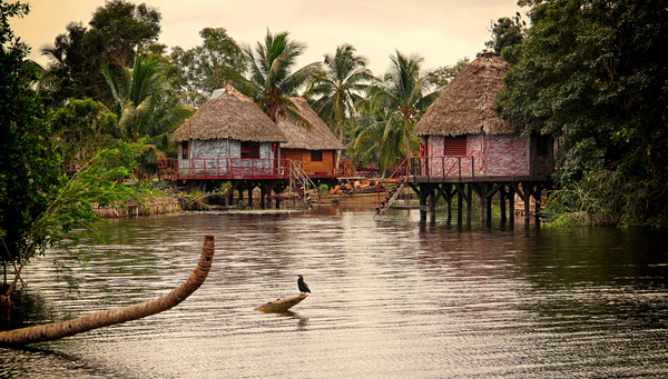 Casas tradicionales cubanas en el agua, Guama, Cuba