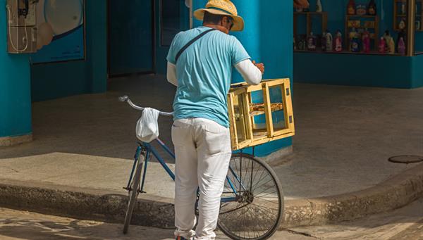 Vendedor ambulante en la ciudad de Guaimaro, Cuba.
