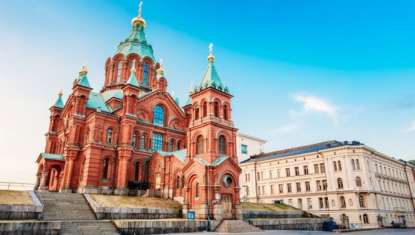 Catedral de Uspenski, Helsinki en la colina en el día soleado de verano. Iglesia Roja - Destino turístico en la capital finlandesa.
