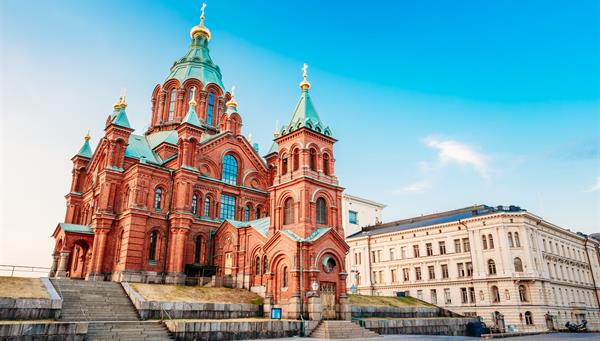 Catedral de Uspenski, Helsinki en la colina en el día soleado de verano. Iglesia Roja - Destino turístico en la capital finlandesa.
