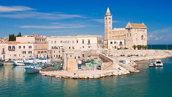Trani: Puerto de mar en Apulia, con su Catedral de Trani, de estilo normando.