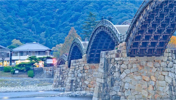 Iwakuni, pequeña ciudad con su hermoso e histórico puente Kintai-Kyo
