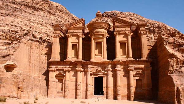 Petra: Fachadas directamente esculpidas en la roca que forman un conjunto monumental único.