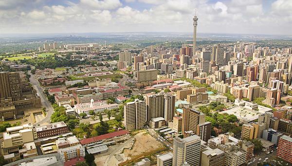 Johannesburgo: La ciudad más extensa y poblada del país, con casi ocho millones.
