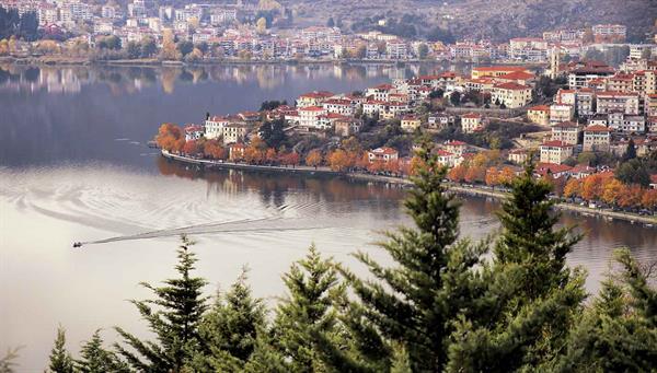 Kastoria: Situada  en un un promontorio en la orilla del lago Orestiada