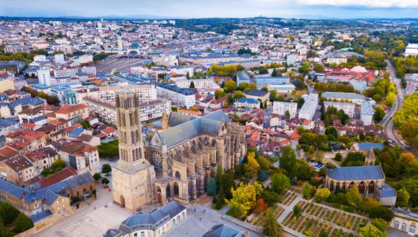 Vista aérea de la catedral de Saint-Etienne en Limoges.
