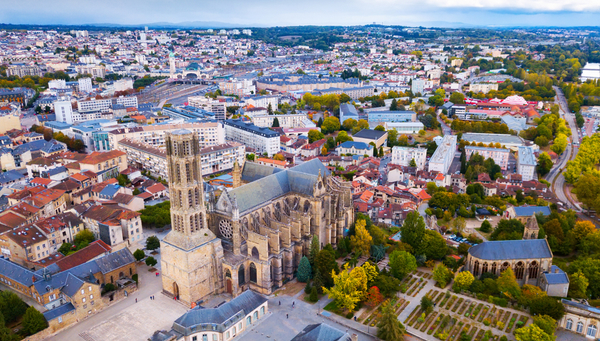 Vista aérea de la catedral de Saint-Etienne en Limoges.
