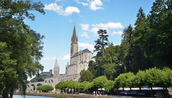 Lourdes un lugar importante de peregrinación católica romana
