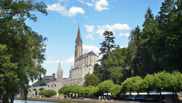 Lourdes un lugar importante de peregrinación católica romana
