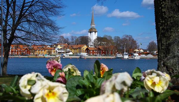 Parte central de la pequeña y acogedora ciudad sueca Mariefred en Södermanland con su puerto y el alto campanario de la iglesia local