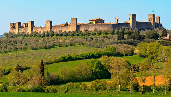 Monteriggione: Parado en el tiempo..Protegido por sus murallas…En la Toscana