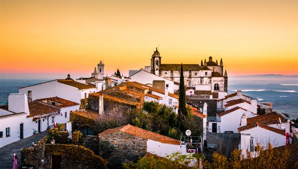 Romántico amanecer del pueblo de Monsaraz en la región de Alentejo, Portugal.
