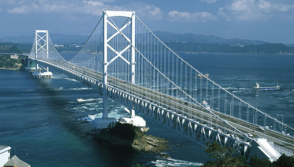 Naruto: Pasearemos por el suelo acristalado de este impresionante puente