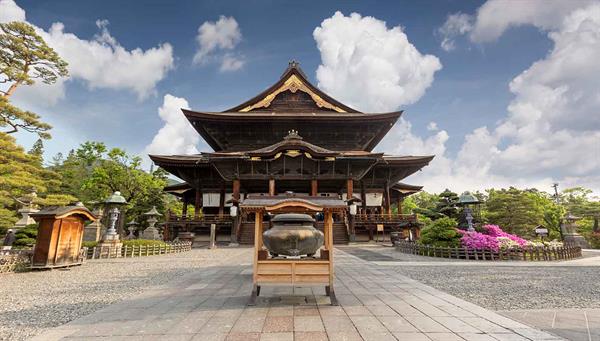 Zenko-ji (Nagano), place of pilgrimage where the first Buddhist image of Japan is found.