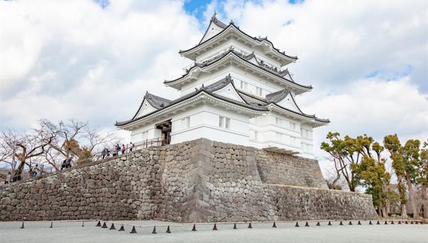 The Odawara Castle Park impresses us with its beautiful architecture.