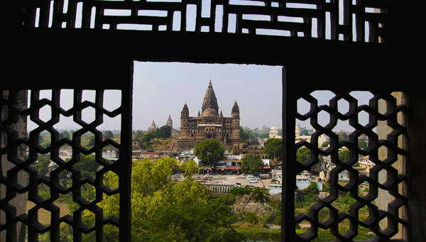 Vista desde una ventana tallada de Raj Mahal al templo Chaturbhuj en Orchha, India.