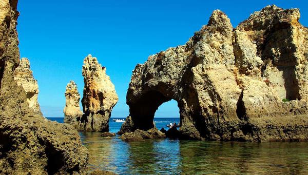 Lagos: Miradores a un mar intensamente azul, tapizado de rocas apuntando al cielo.