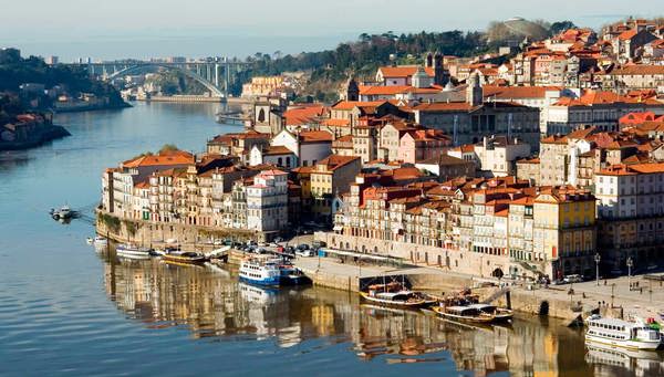 Oporto: Entre azulejos y balcones descansa su vino. Entrada incluida a bodegas.