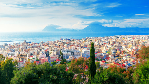 Patras nos espera en la Costa de Navarino, Grecia.
