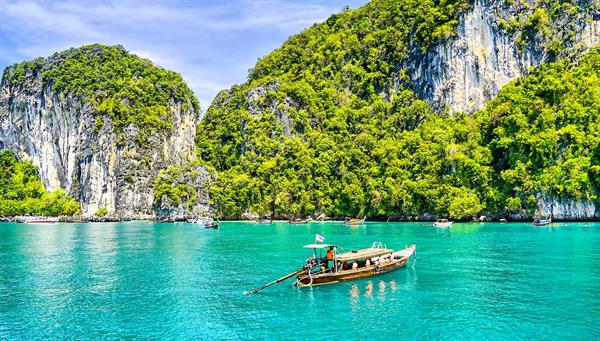 Phuket, bautizada también como la “perla de Andamán”, el mar que la baña, destaca por sus inconfundibles bahías de arena blanca y aguas de azul turquesa

