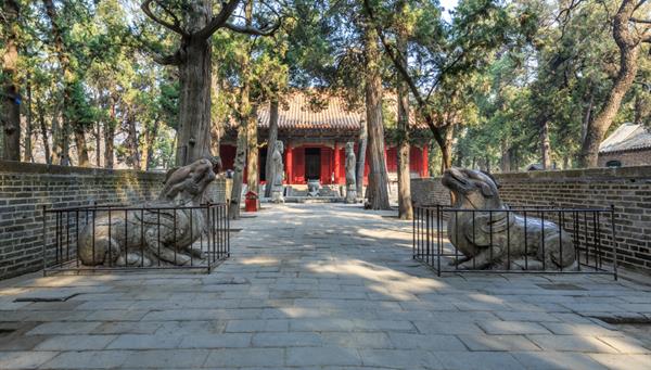 Qufu: La ciudad sagrada y natal de Confucio.
