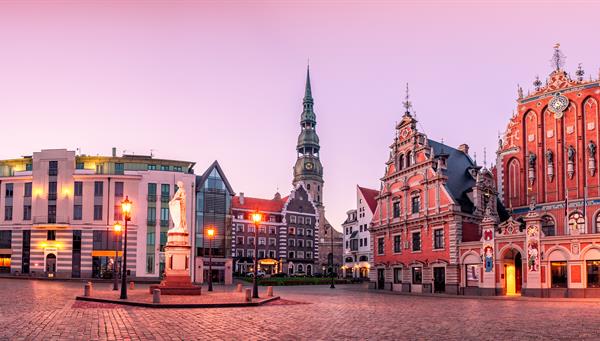 Plaza del Ayuntamiento con la Casa de las Cabezas Negras y la iglesia de San Pedro en el casco antiguo de Riga.
