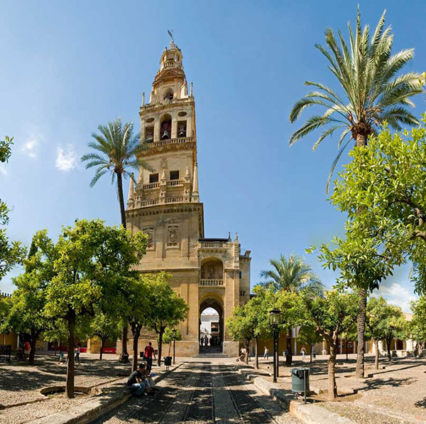 Córdoba: Patios con geranios…..Mezquita-Catedral… 