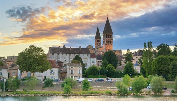 Vista al Monasterio de Tournus, Borgoña, uno de los mayores monumentos románicos en Francia.
