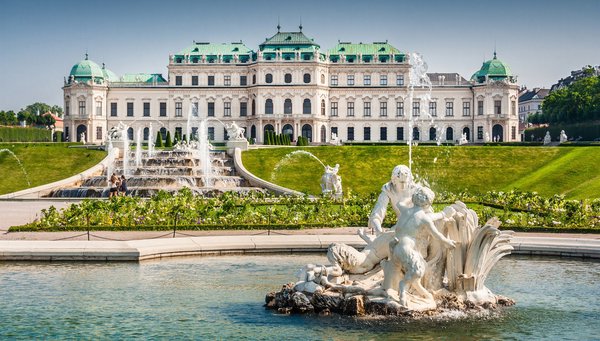 Hermosa vista del famoso Schloss Belvedere, construido por Johann Lukas von Hildebrandt como residencia de verano para el Príncipe Eugenio de Saboya, en Viena.

