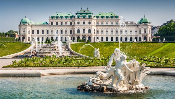 Hermosa vista del famoso Schloss Belvedere, construido por Johann Lukas von Hildebrandt como residencia de verano para el Príncipe Eugenio de Saboya, en Viena.

