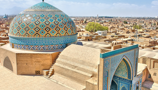 Yazd: Una ciudad histórica viva e integrada en el desierto iraní.
