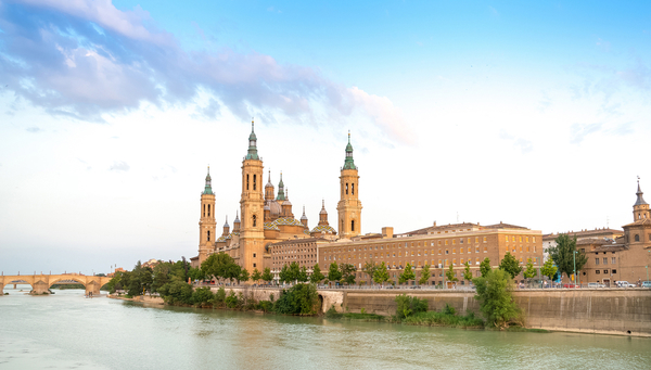 Catedral de Nuestra Señora del Pilar y el Ebro en Zaragoza.
