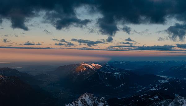 Zugspitze: Las hermosas montañas nevadas de Zugspitze en los Alpes alemanes.
