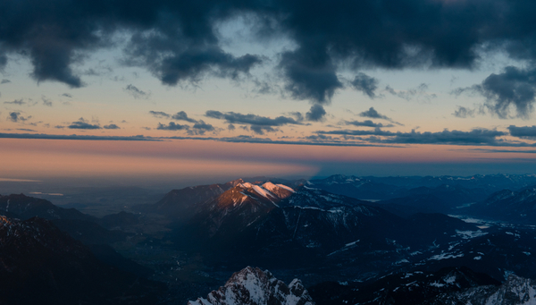 Zugspitze: Las hermosas montañas nevadas de Zugspitze en los Alpes alemanes.
