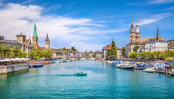 Zurich: La urbe más poblada de Suiza, es la capital financiera y cultural del país.