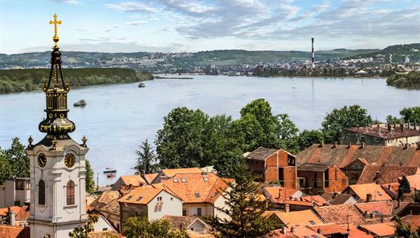 Belgrado:  Capital de la República de Serbia y la ciudad más grande y poblada del territorio de la antigua Yugoslavia.