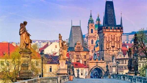 Praga: Su belleza y patrimonio histórico la convierten en una de las veinte ciudades más visitadas del mundo.