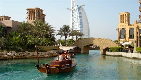 Dubai: Walk in Abra (water taxi)