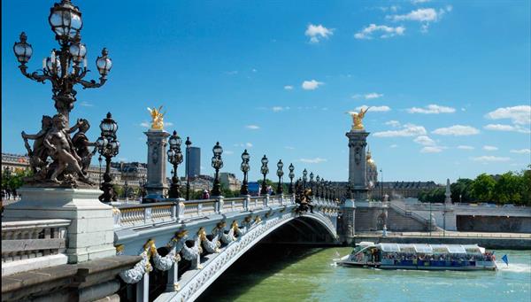 Paris: Boat trip on the Seine, passing next to Notre Dame included. 